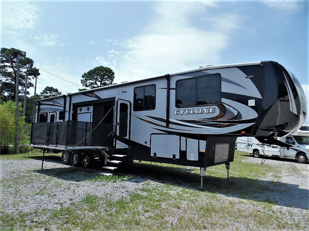 You are currently viewing 2018 HEARTLAND CYCLONE TOY HAULER – 2 FULL BATHS
