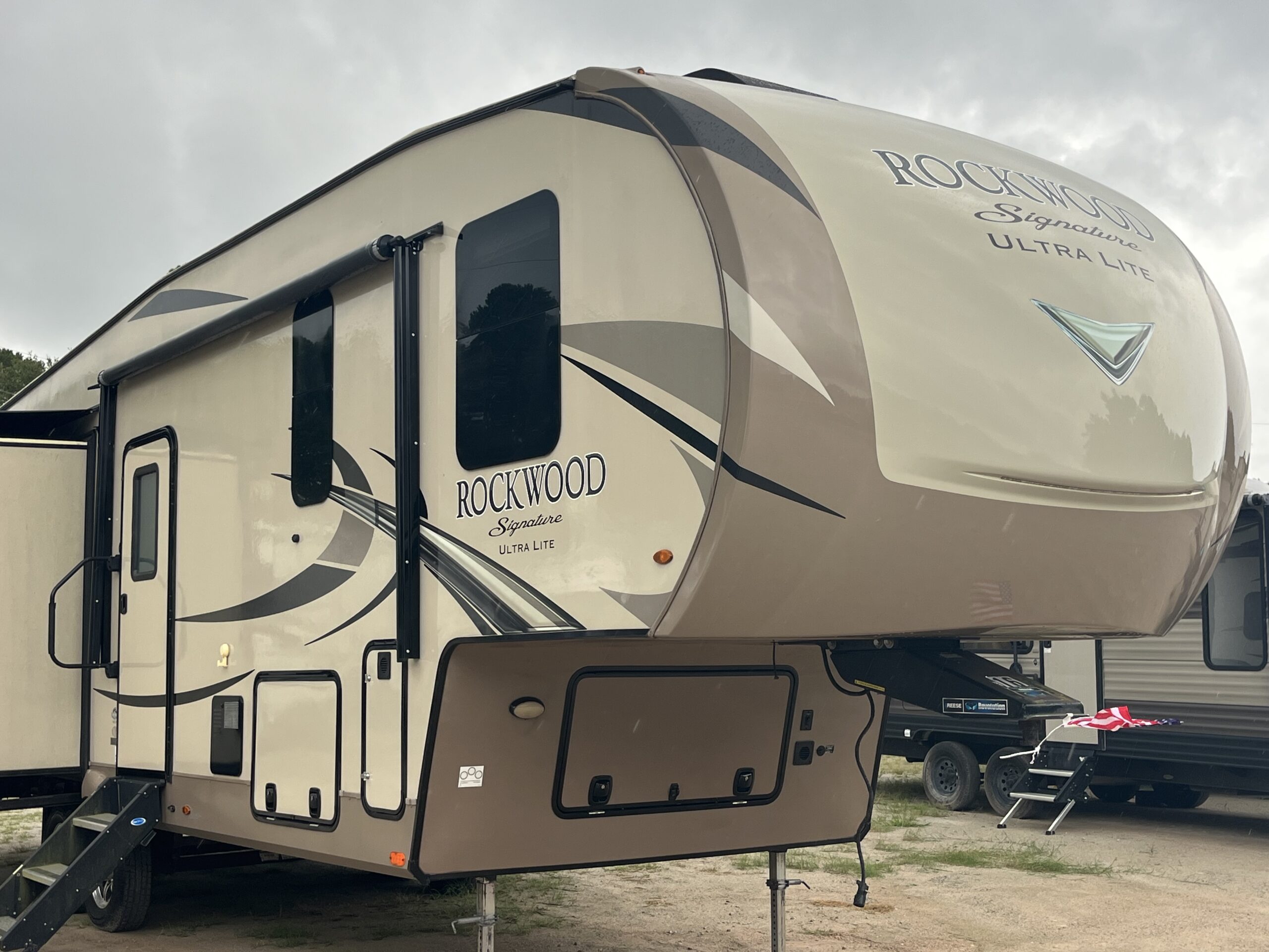 You are currently viewing 2019 ROCKWOOD SIGNATURE ULTRA LITE